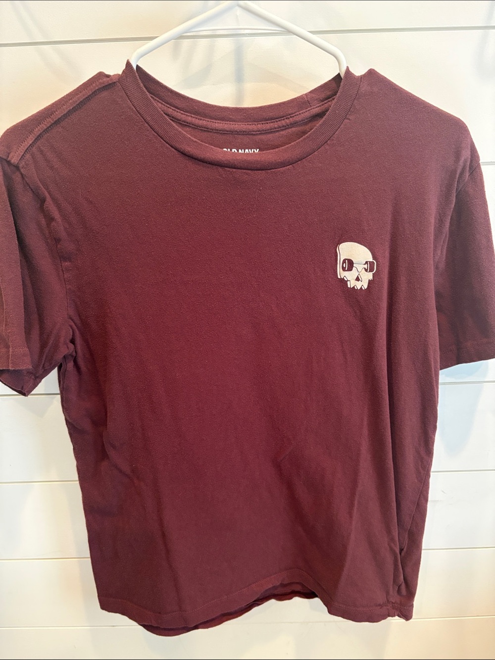 Old Navy Maroon Short Sleeve Tee with White Skull Chest Graphic